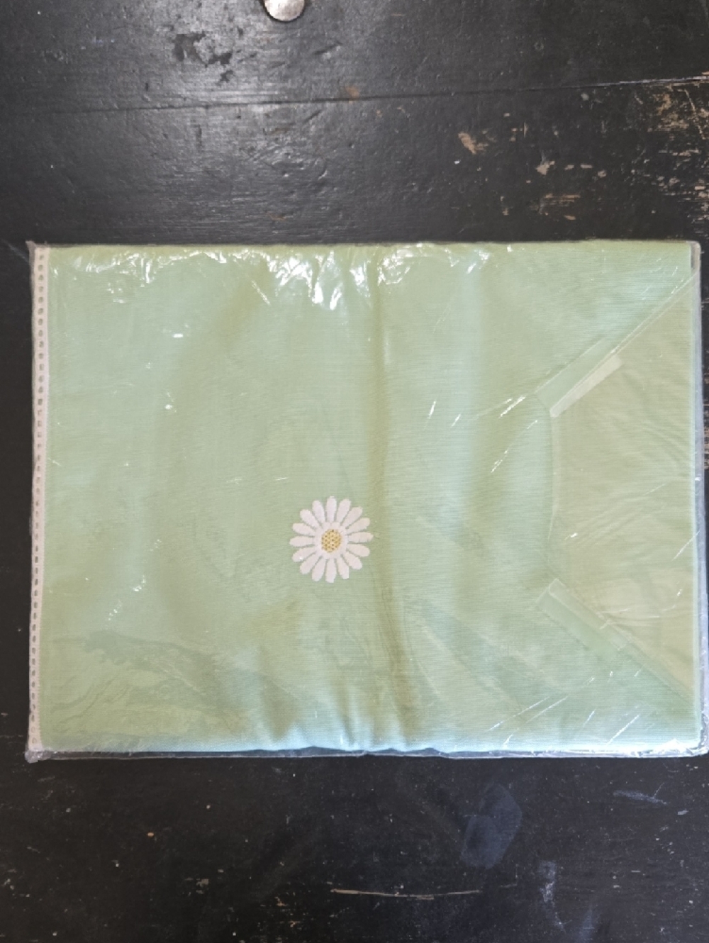 Matouk Green Daisy Embroidered Table Linen - Picture 3 of 5